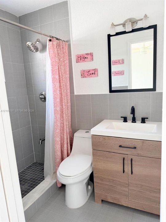Shower with light gray tile surround