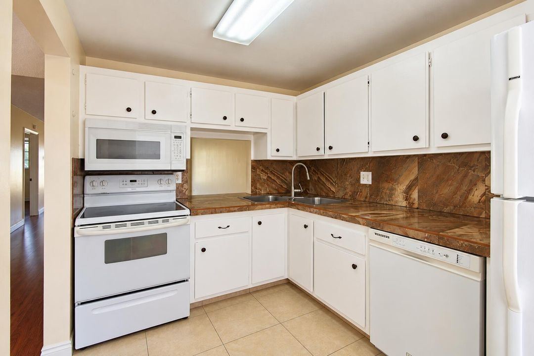 Bright Neutral U-Shaped Kitchen