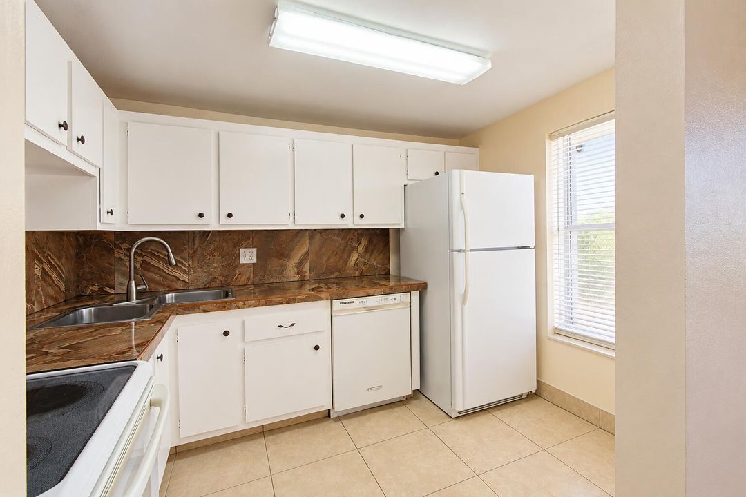 Bright Neutral L-Shaped Kitchen