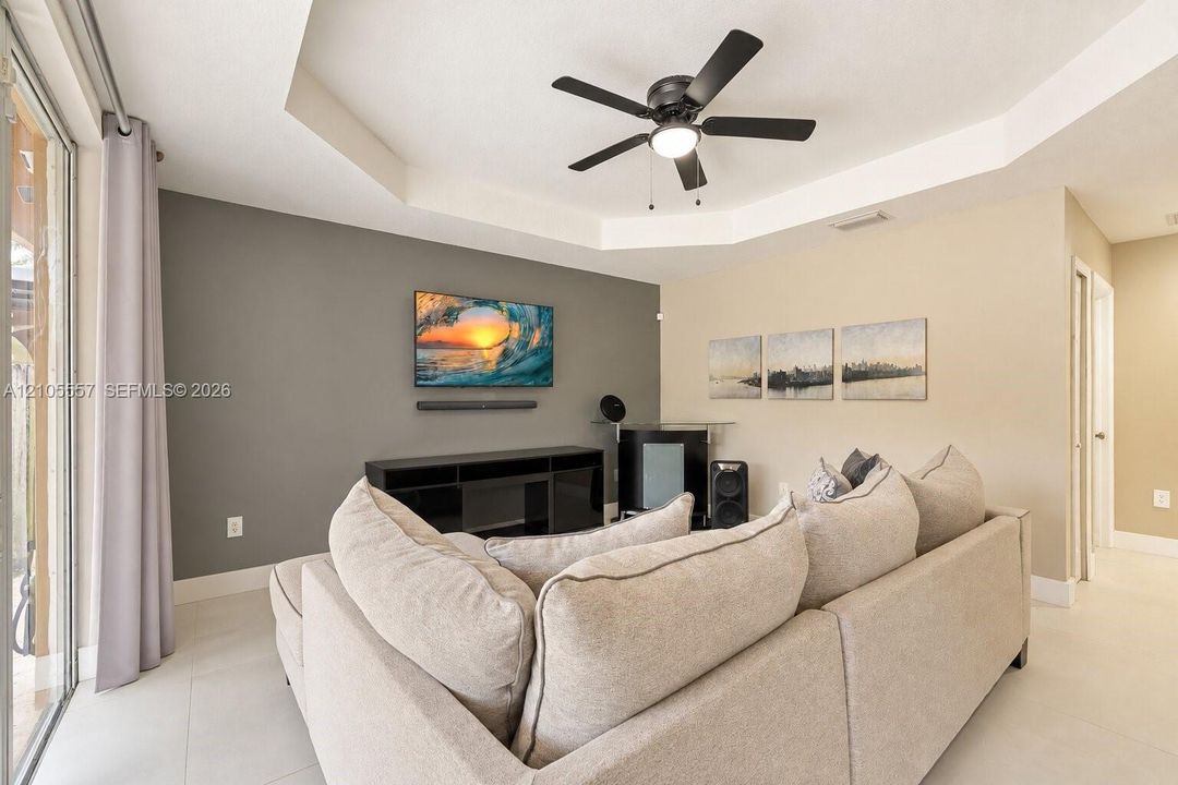 Tray ceiling with recessed lighting
