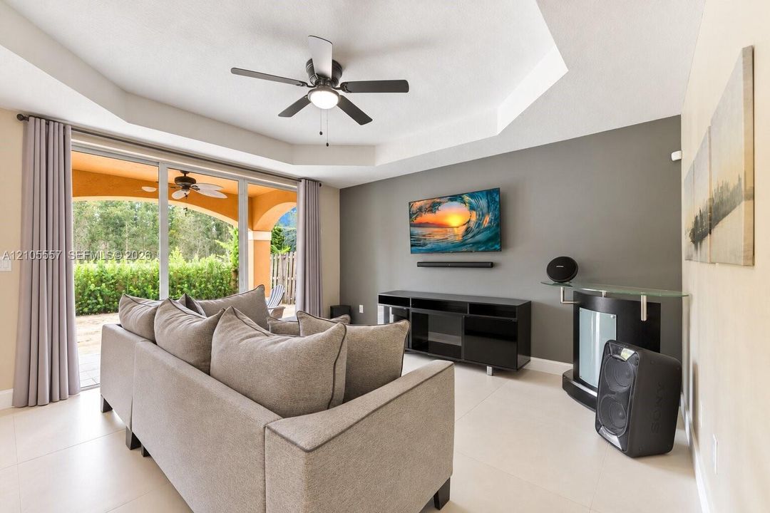 Tray ceiling with a ceiling fan