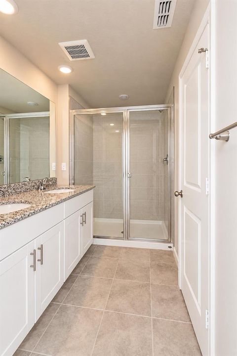 Modern Neutral Bathroom Interior (2)
