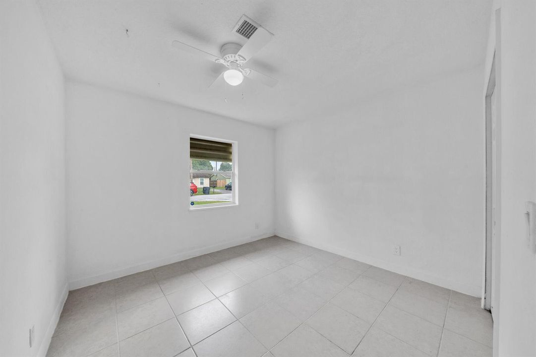 10 Guest Bedroom B (2)
