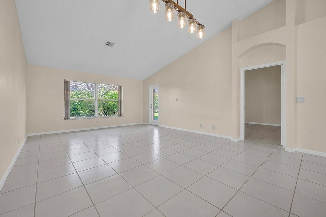 Living Room/Dining Area