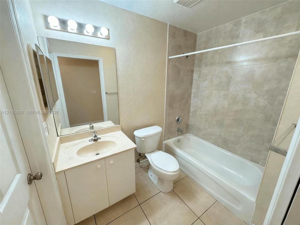 En Venta: $284,900 (2 camas, 2 baños, 950 Pies cuadrados)