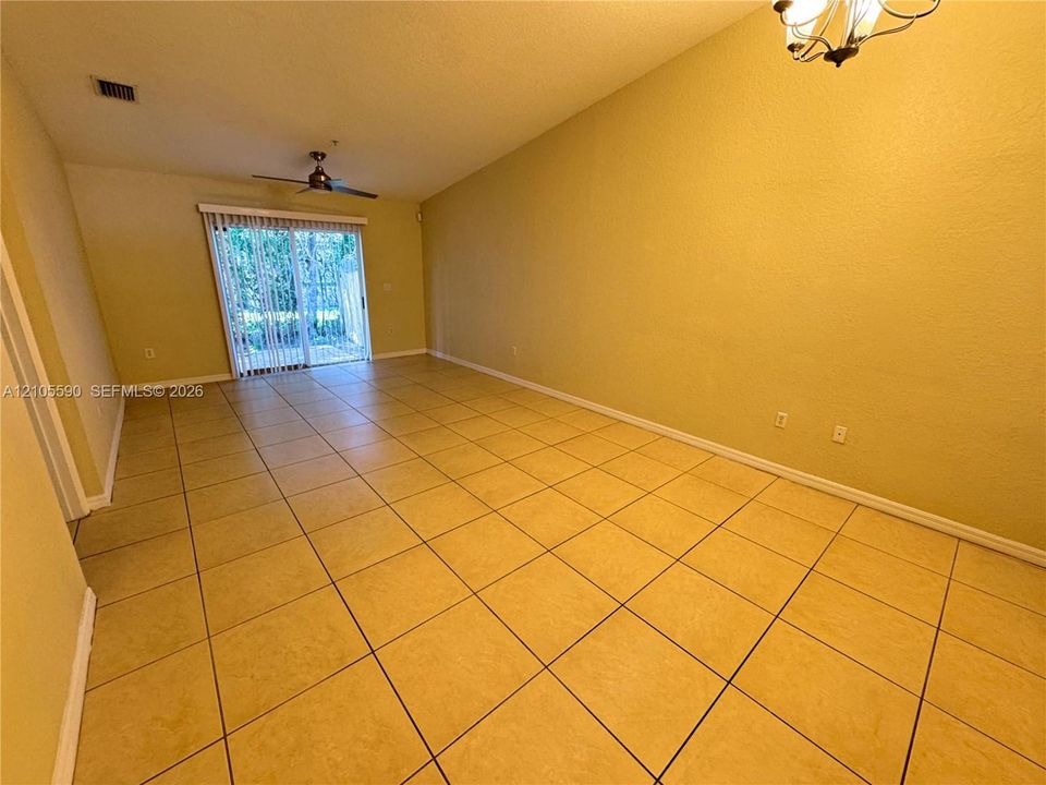 En Venta: $284,900 (2 camas, 2 baños, 950 Pies cuadrados)
