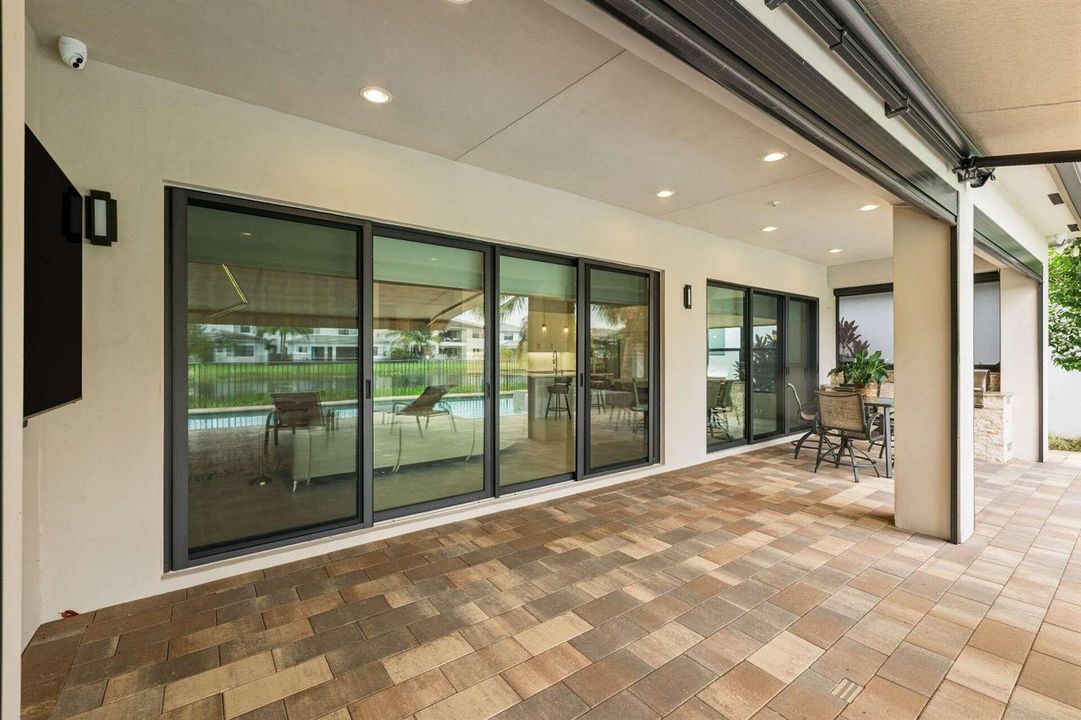 LARGE LANAI