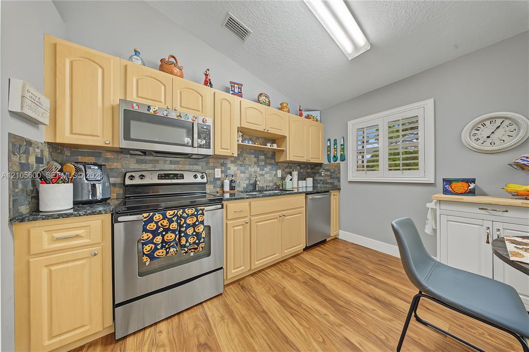 For Sale: $315,900 (3 beds, 2 baths, 1143 Square Feet)