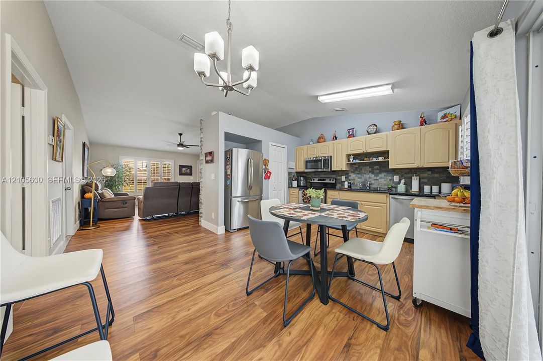 For Sale: $315,900 (3 beds, 2 baths, 1143 Square Feet)