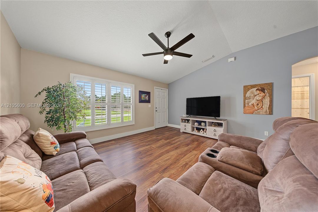For Sale: $315,900 (3 beds, 2 baths, 1143 Square Feet)