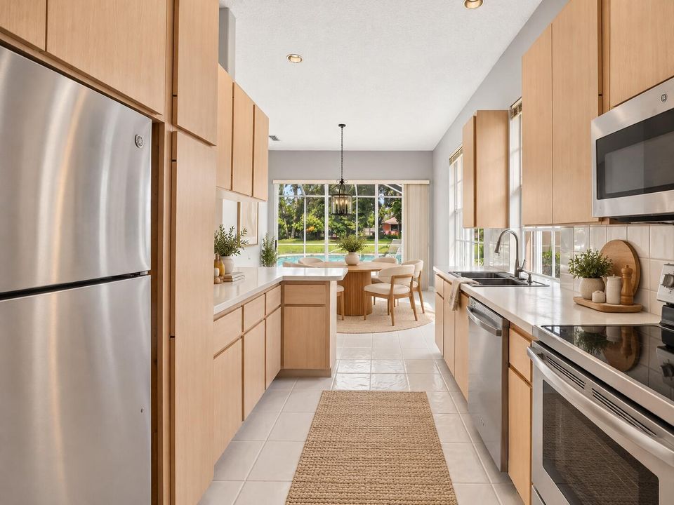 Virtually Staged – SS Appliances & Decor
