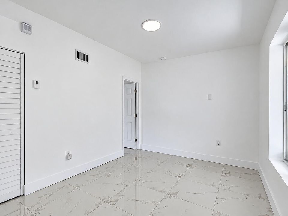 Clear, crisp real estate interior-12
