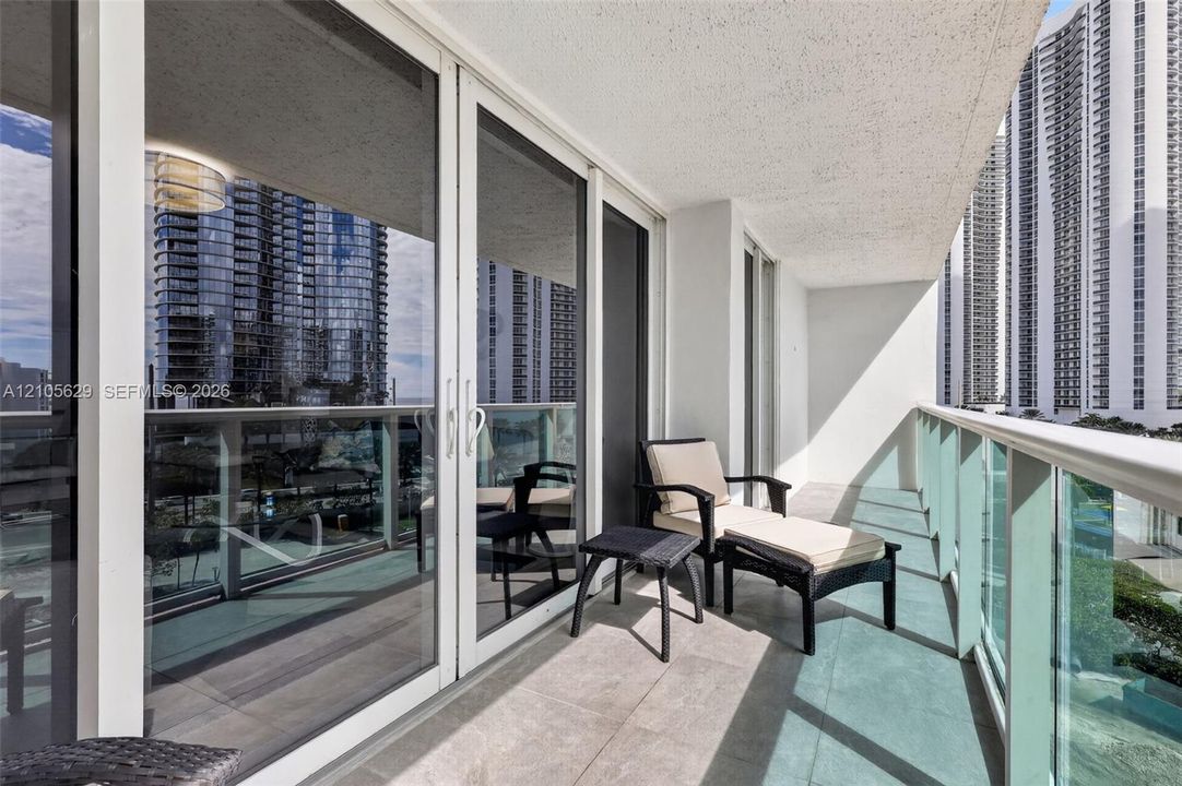 For Sale: $374,900 (1 beds, 1 baths, 991 Square Feet)