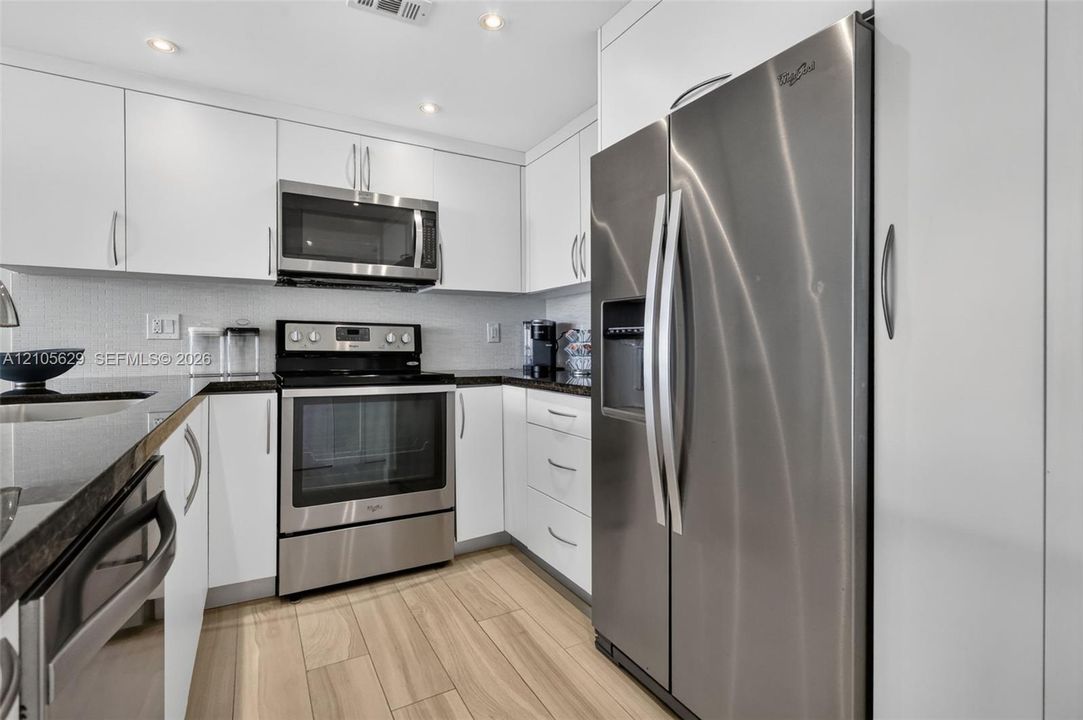For Sale: $374,900 (1 beds, 1 baths, 991 Square Feet)