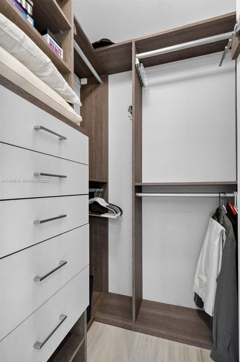 For Sale: $374,900 (1 beds, 1 baths, 991 Square Feet)