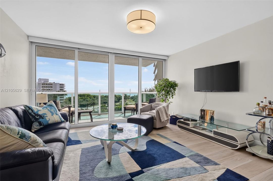 For Sale: $374,900 (1 beds, 1 baths, 991 Square Feet)