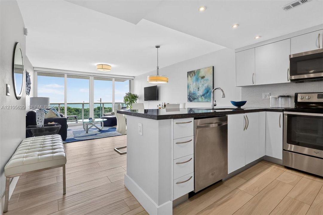 For Sale: $374,900 (1 beds, 1 baths, 991 Square Feet)