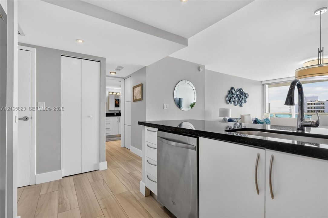 For Sale: $374,900 (1 beds, 1 baths, 991 Square Feet)