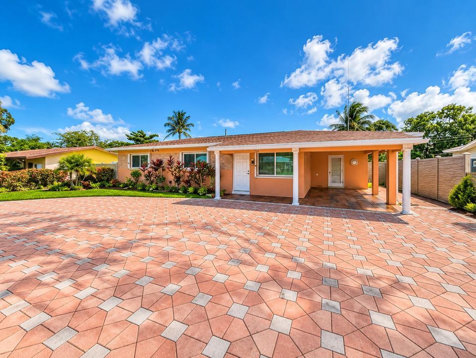 Sunny Tropical Ranch Home with Paver Dri