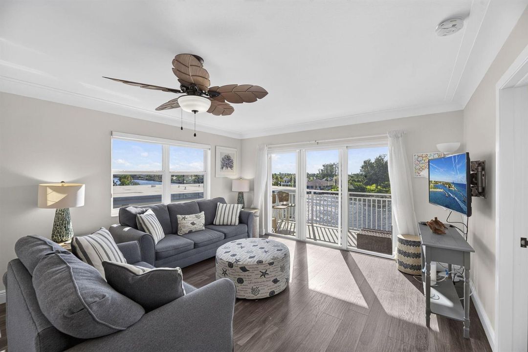 26-web-or-mls-Living room 2