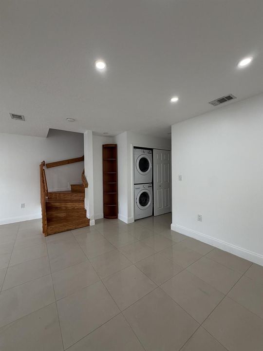 11_entry_laundry_stairs