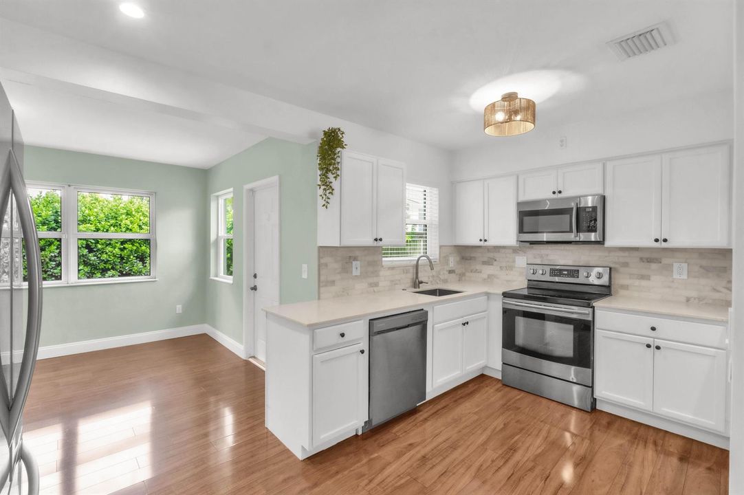 731 NE 49th St-26