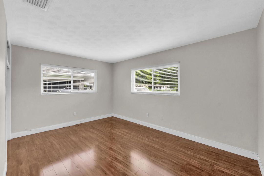 731 NE 49th St-17