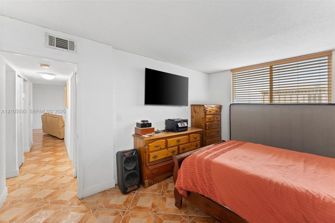 Large-format tile flooring and horizontal slat blinds