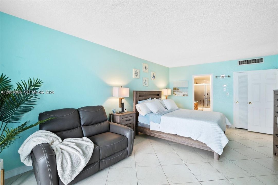For Rent: $4,300 (2 beds, 2 baths, 1120 Square Feet)