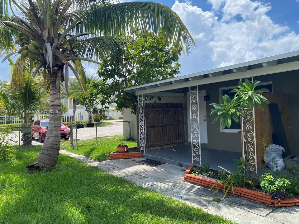 For Rent: $1,700 (2 beds, 1 baths, 791 Square Feet)