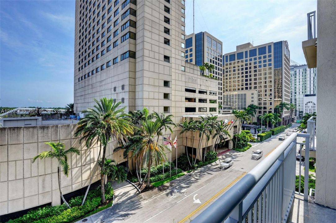 For Rent: $2,800 (1 beds, 1 baths, 820 Square Feet)