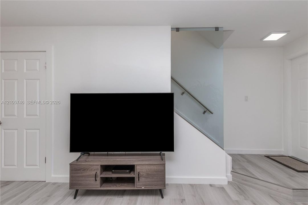 For Rent: $3,300 (2 beds, 1 baths, 1152 Square Feet)