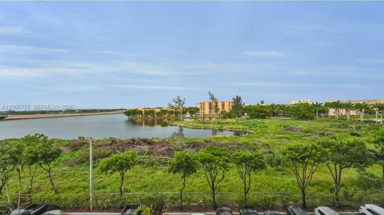 For Rent: $2,550 (2 beds, 2 baths, 922 Square Feet)