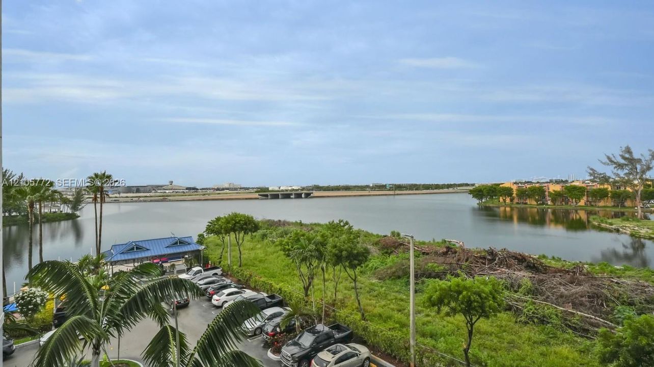For Rent: $2,550 (2 beds, 2 baths, 922 Square Feet)