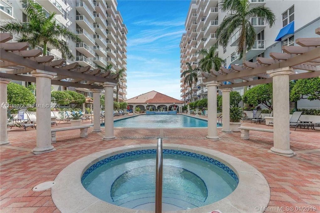 For Rent: $2,550 (2 beds, 2 baths, 922 Square Feet)