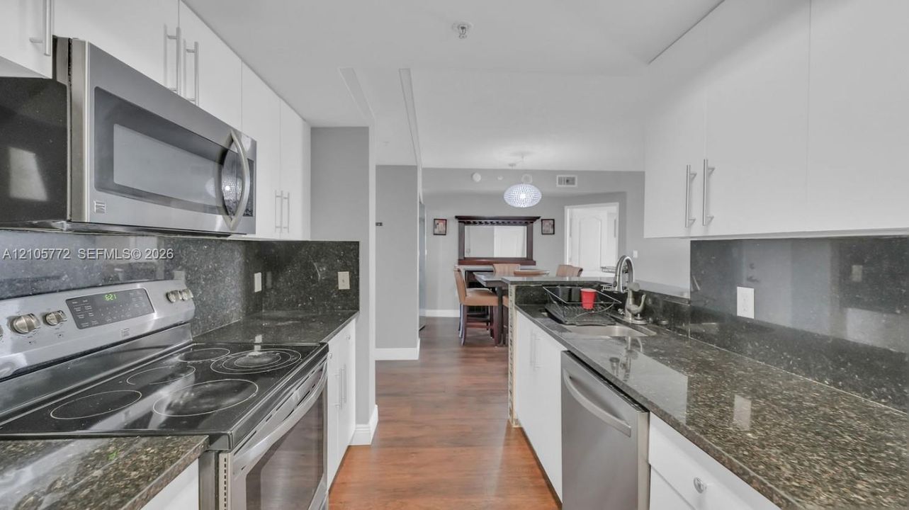 For Rent: $2,550 (2 beds, 2 baths, 922 Square Feet)