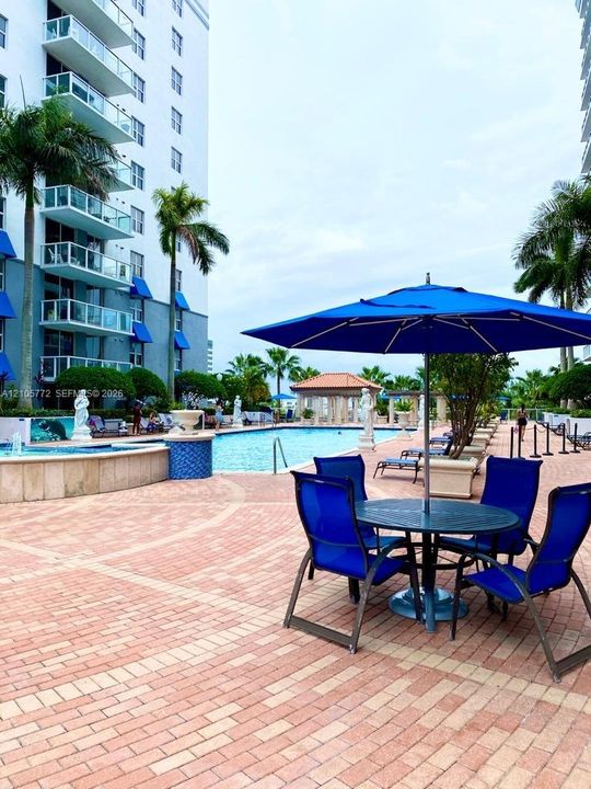For Rent: $2,550 (2 beds, 2 baths, 922 Square Feet)
