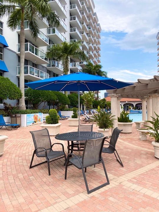 For Rent: $2,550 (2 beds, 2 baths, 922 Square Feet)