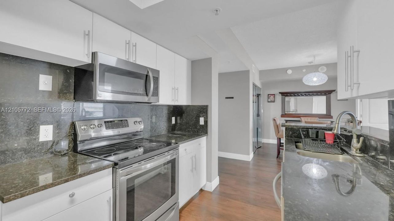 For Rent: $2,550 (2 beds, 2 baths, 922 Square Feet)