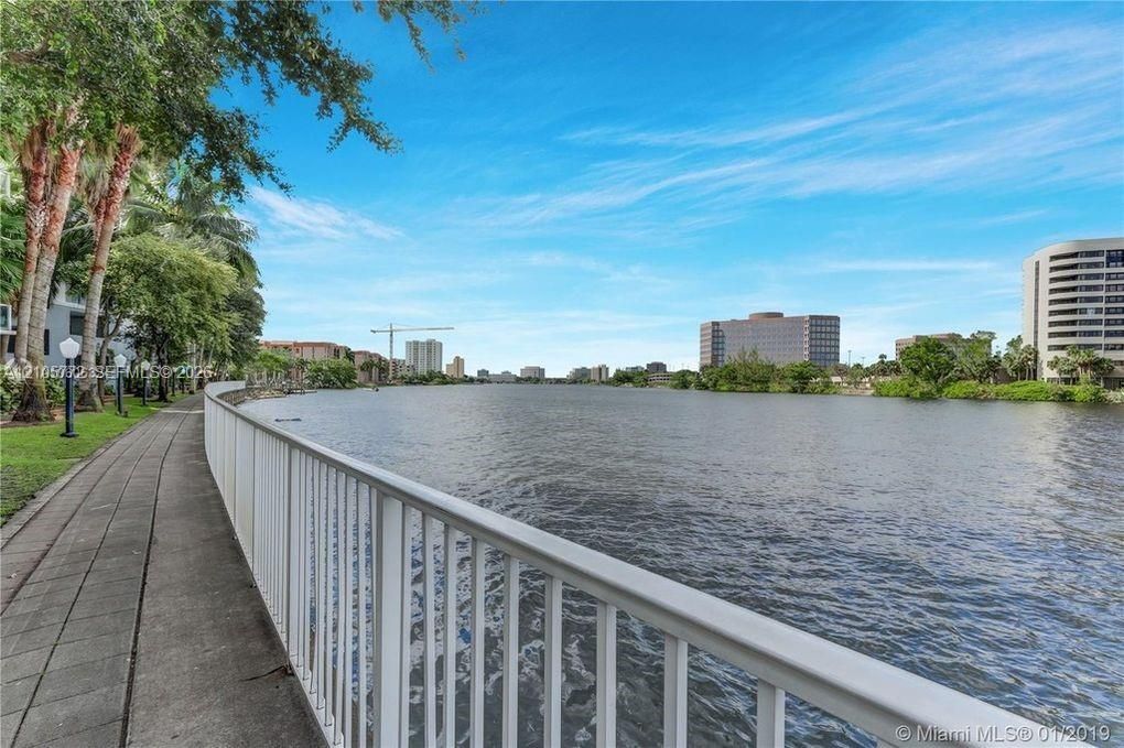 For Rent: $2,550 (2 beds, 2 baths, 922 Square Feet)