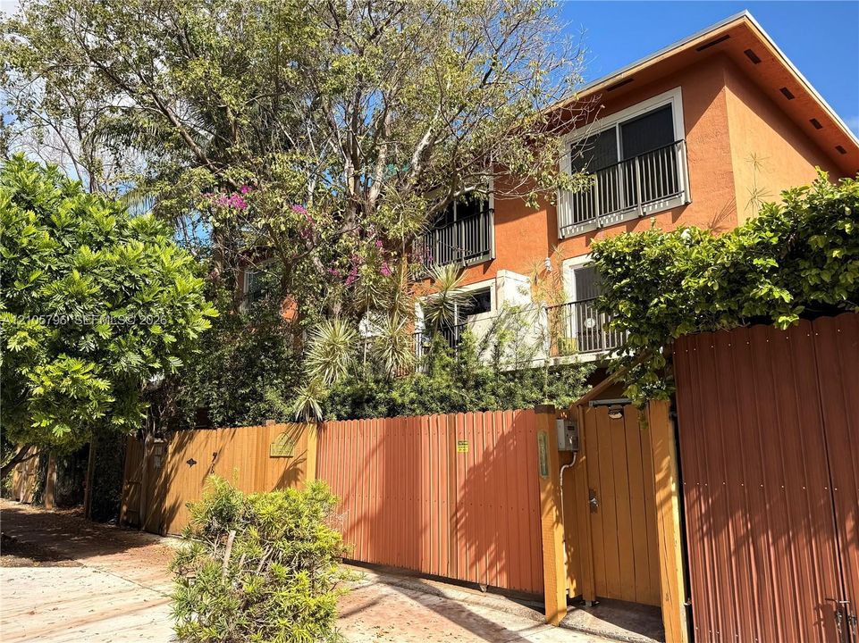 Brickell Roads Townhouse