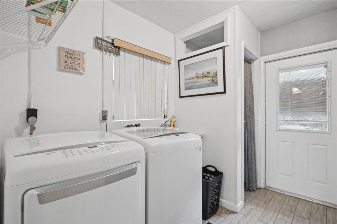 Laumdry / Mud Room with Sink