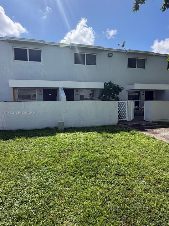 For Sale: $218,000 (2 beds, 1 baths, 782 Square Feet)