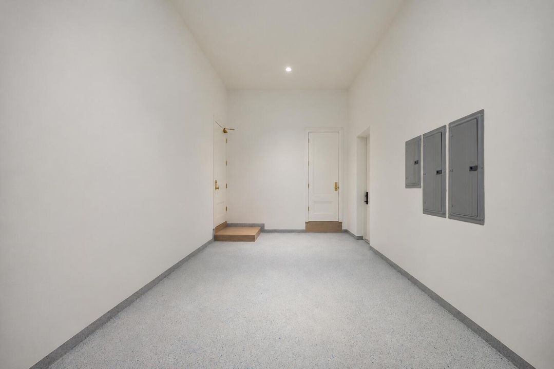 2921 single garage photo 1