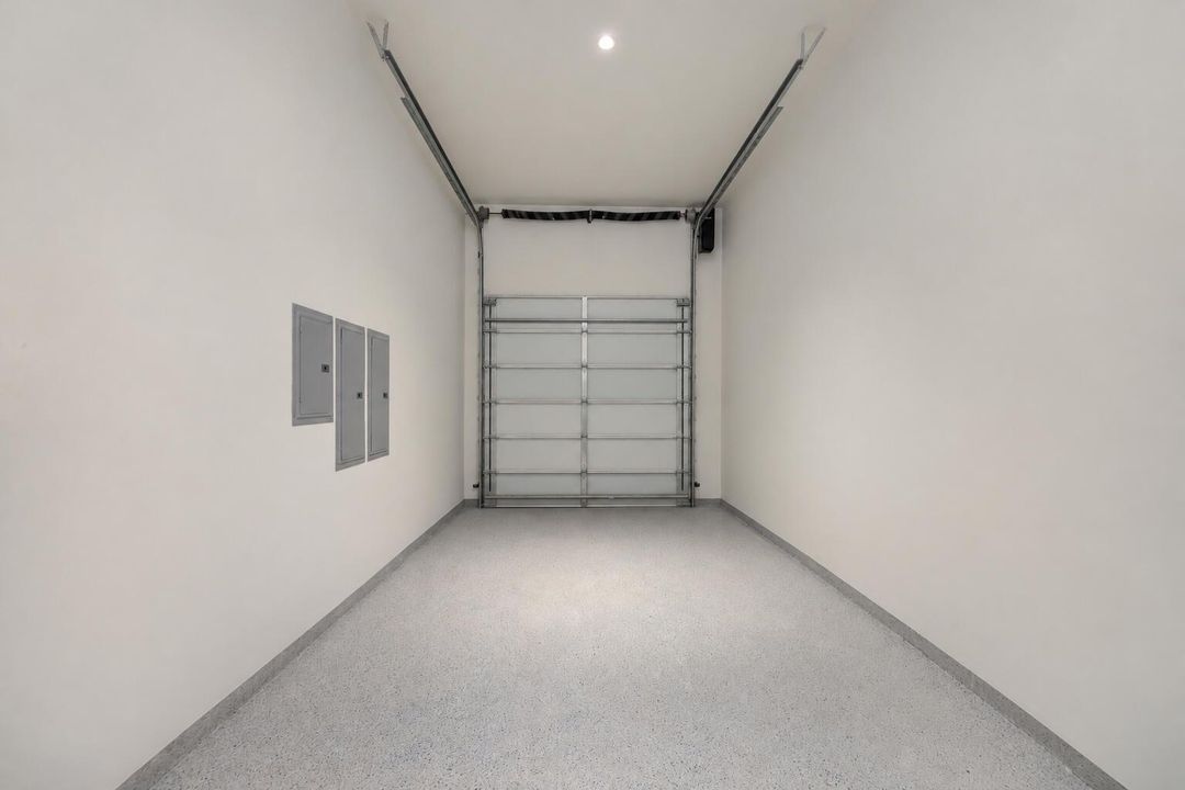 2921 single garage photo 2