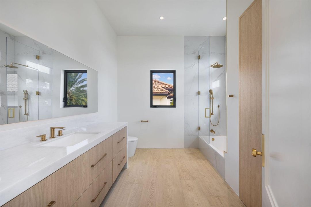 Bathroom 3 tub
