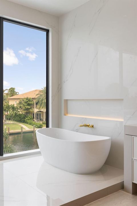 Primary freestanding tub