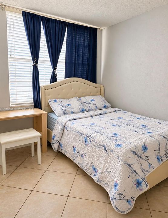 Large-format tile flooring and horizontal slat blinds