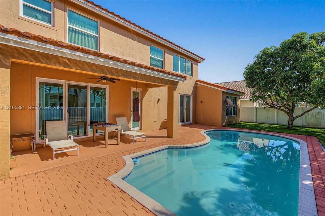 En Venta: $850,000 (5 camas, 3 baños, 2879 Pies cuadrados)