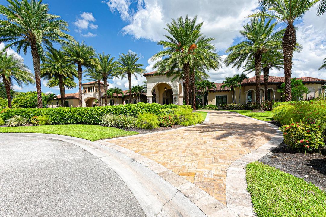 18 Circler Driveway